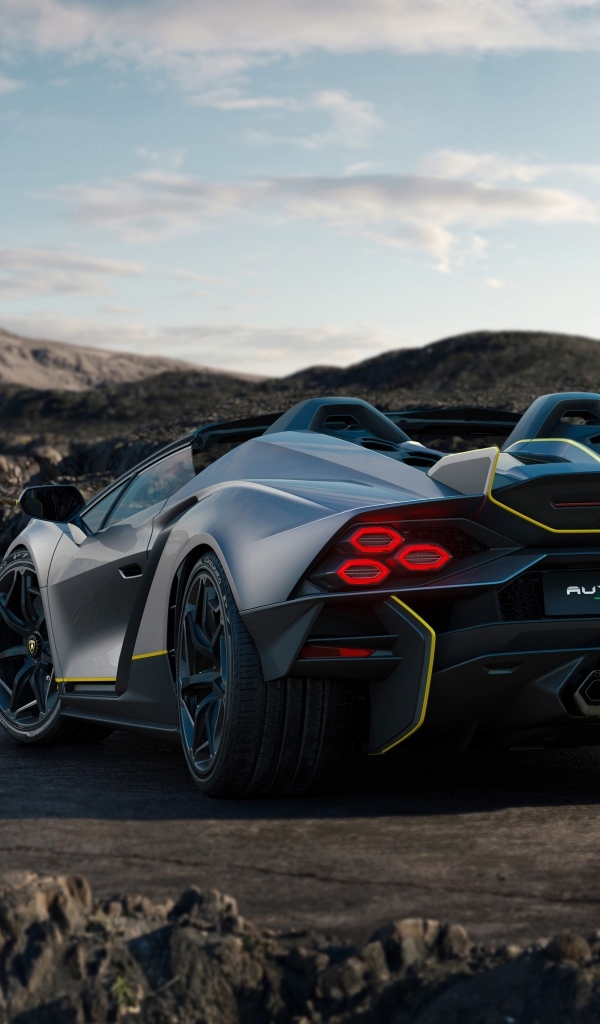 Автомобиль Lamborghini Autentica 2024 года вид сзади