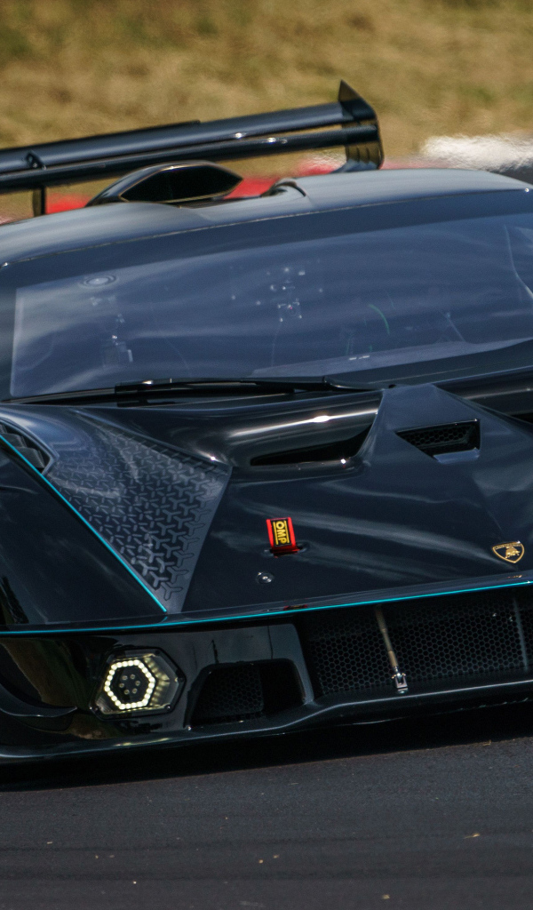 Черный спортивный Lamborghini Essenza SCV12 на гоночной трассе 