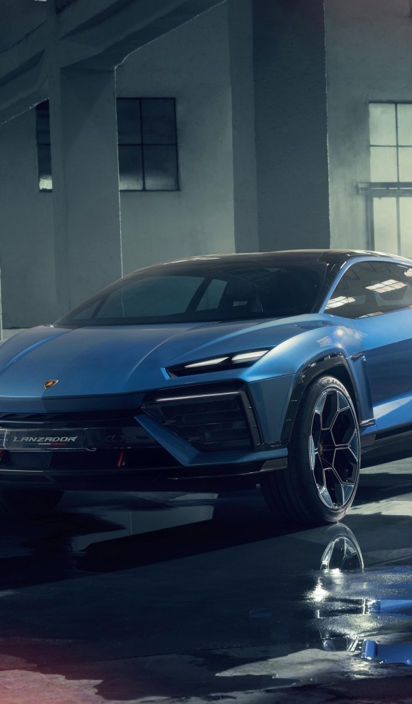 Синий автомобиль Lamborghini Lanzador Concept EV на мокром полу