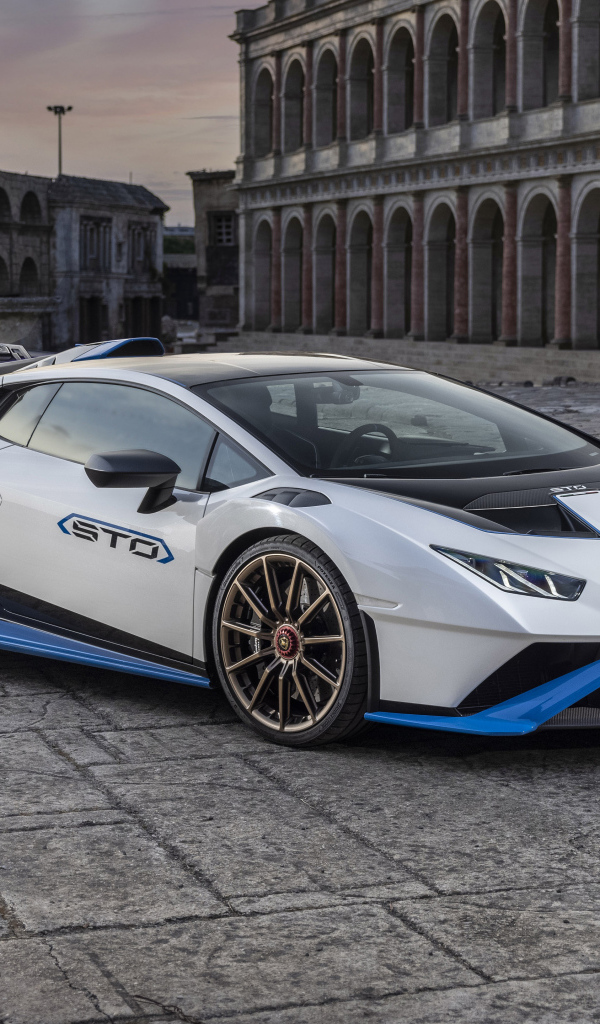 Яркий Lamborghini Huracán STO у старого здания