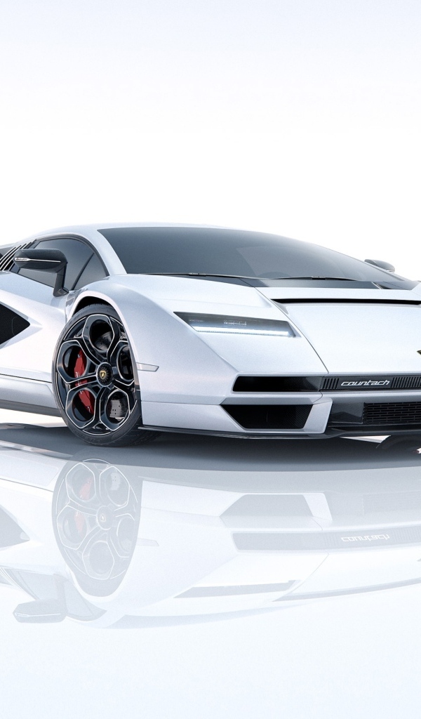 Автомобиль Lamborghini Countach LPI 800-4 на белом фоне