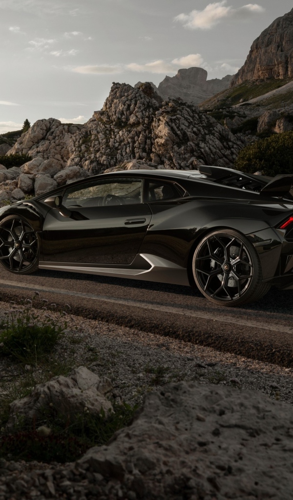 Автомобиль Lamborghini Huracán STO  вид сзади