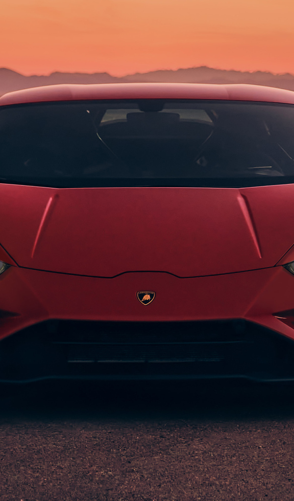 Дорогой красный автомобиль Lamborghini Huracan EVO RWD у воды