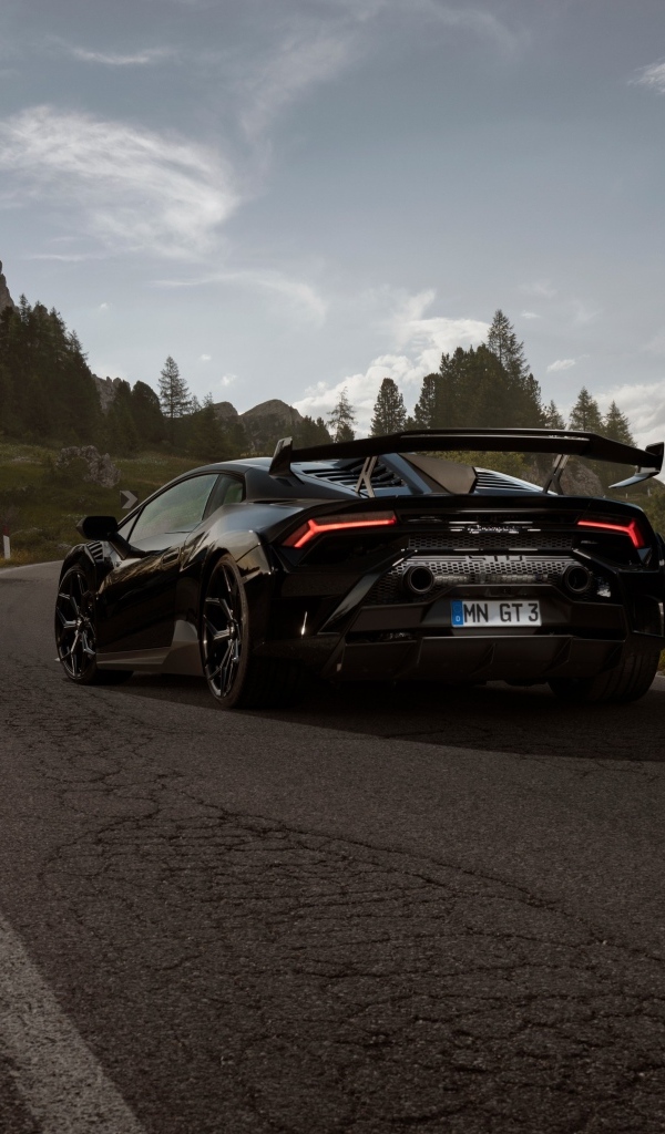 Быстрый Lamborghini Huracán STO на дороге