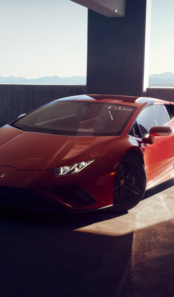 Быстрый красный автомобиль Lamborghini Huracan EVO RWD