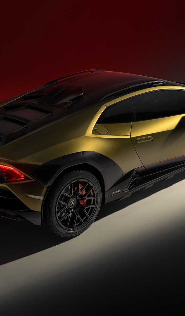 Золотистый автомобиль Lamborghini Huracan Sterrato 2023 года