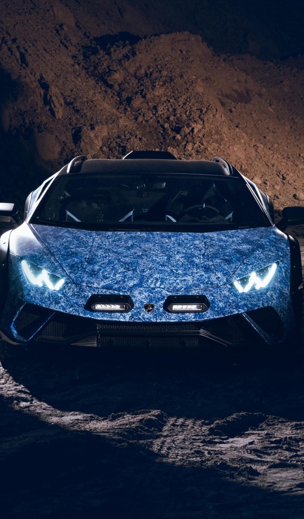 Автомобиль Lamborghini Huracán  в горах