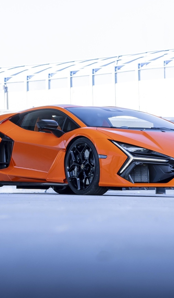 Оранжевый автомобиль Lamborghini Revuelto