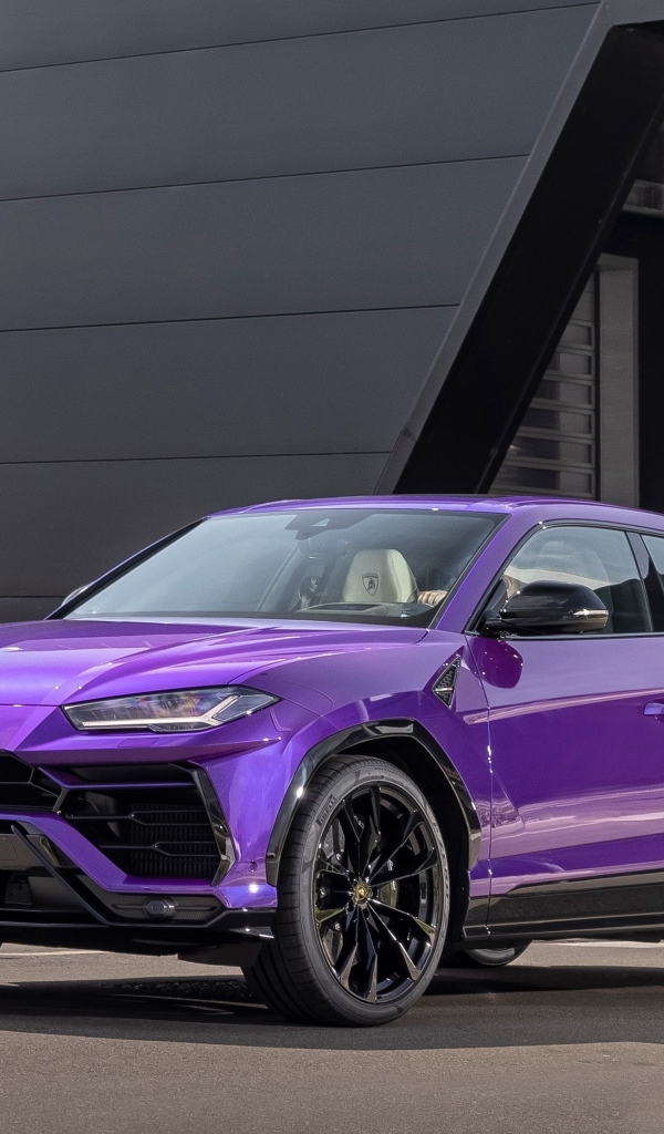 Сиреневый внедорожник Lamborghini Urus