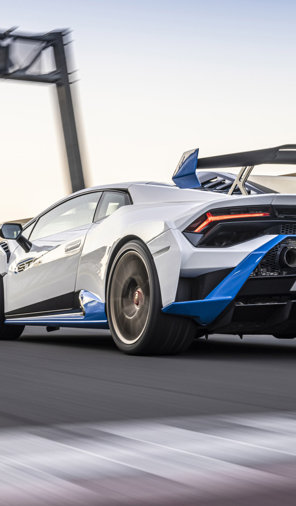 Гоночный Lamborghini Huracán STO у светофора 