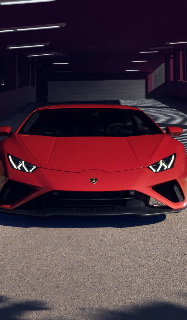Красный Lamborghini Huracan EVO RWD на парковке