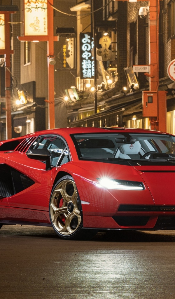 Красный быстрый автомобиль Lamborghini Countach LPI 800-4  в городе
