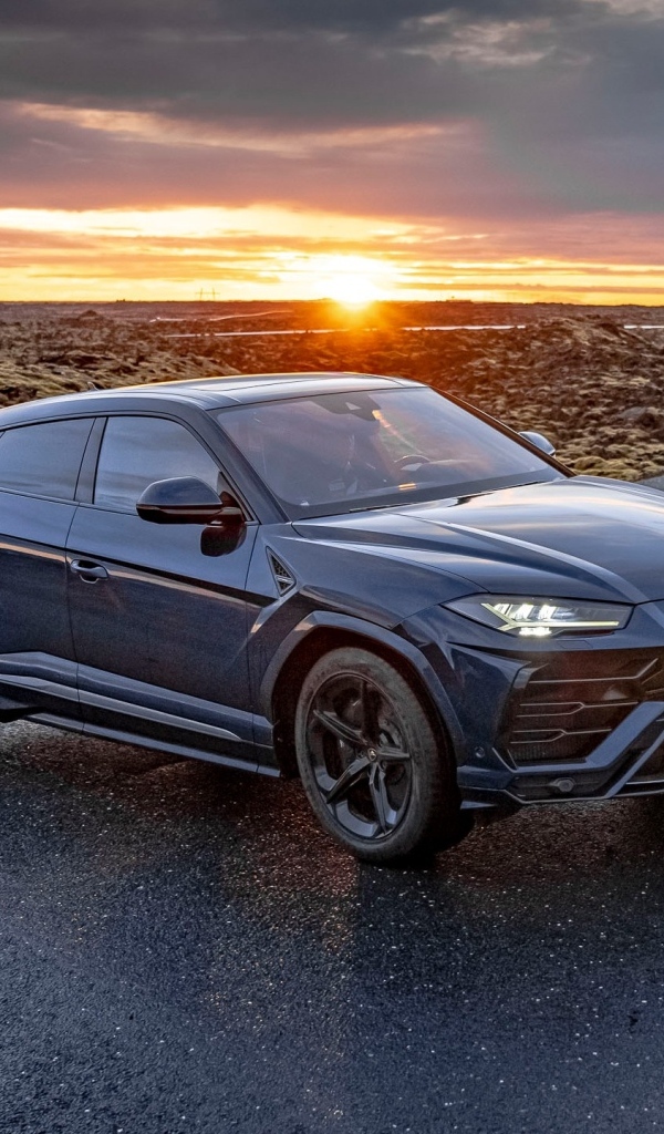 Внедорожник Lamborghini Urus в лучах заката