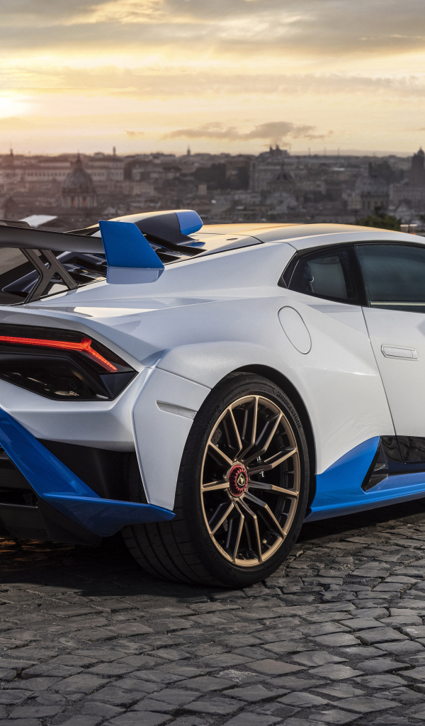 Спортивный Lamborghini Huracán STO на фоне заката 