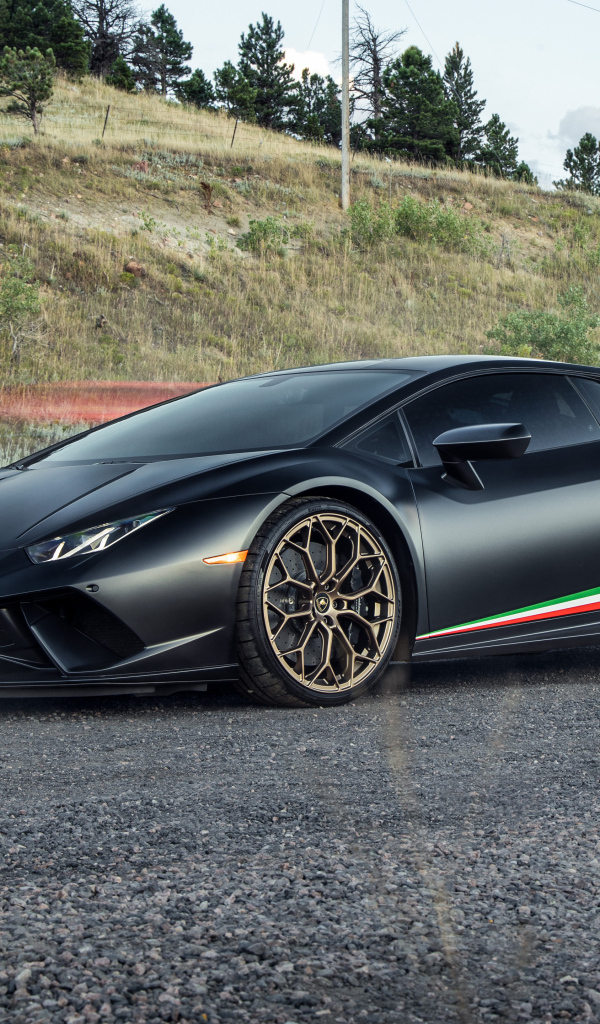 Спорткар Lamborghini Huracan Performante на дороге