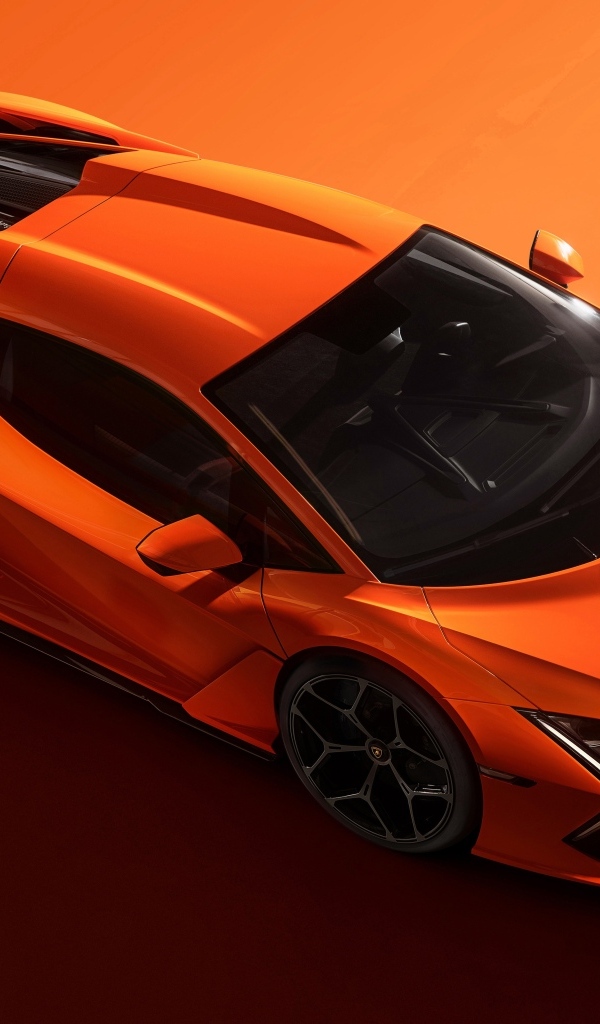 Вид сверху на автомобиль Lamborghini Revuelto 2023 года
