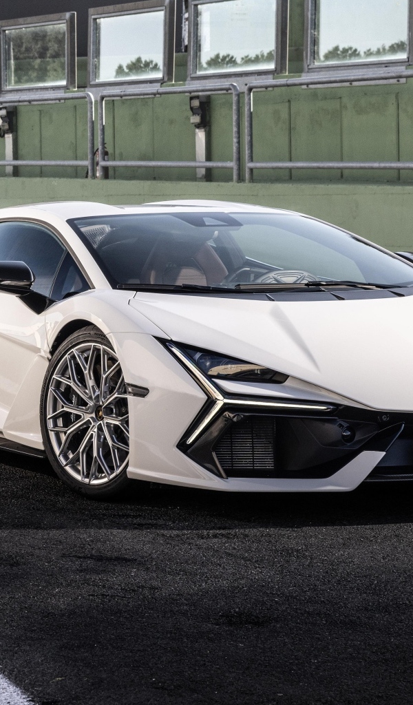 Белый автомобиль Lamborghini Revuelto