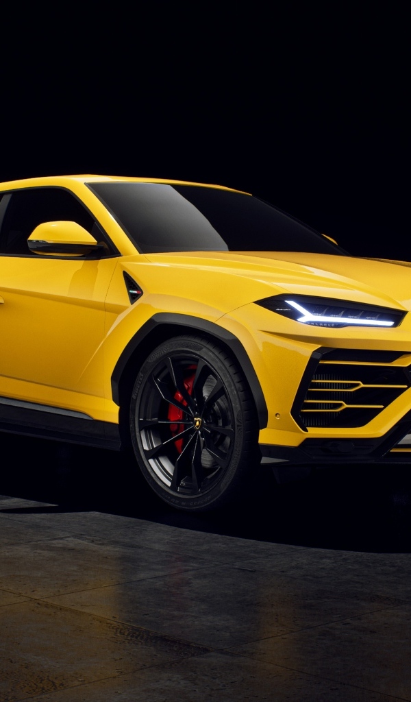 Желтый автомобиль Lamborghini Urus
