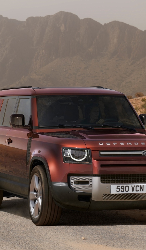 Внедорожник Land Rover Defender 130  на трассе