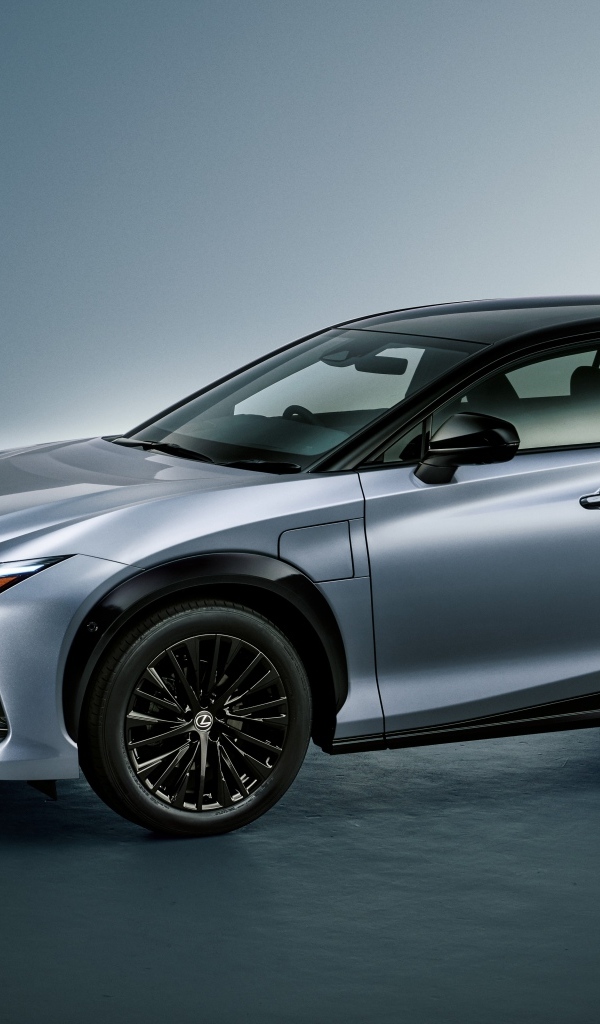 Серебристый автомобиль Lexus RZ 450e First Edition 2023 года