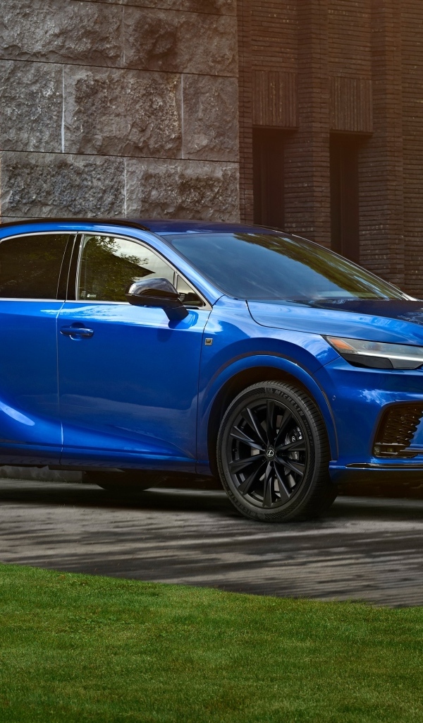 Внедорожник Lexus RX 500h F SPORT у здания