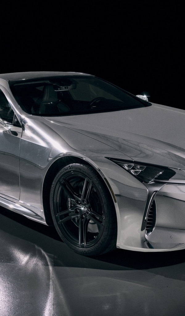 Серебристый автомобиль Lexus Renaissance LC 500 2023 года