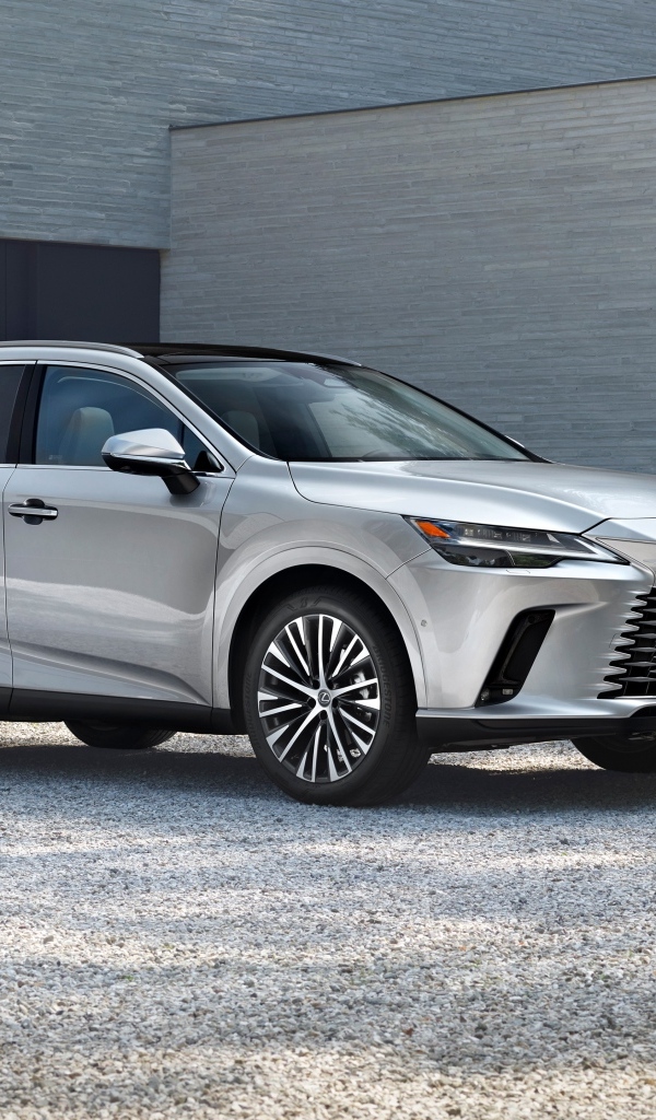 Серебристый внедорожник Lexus RX 450h+ у здания