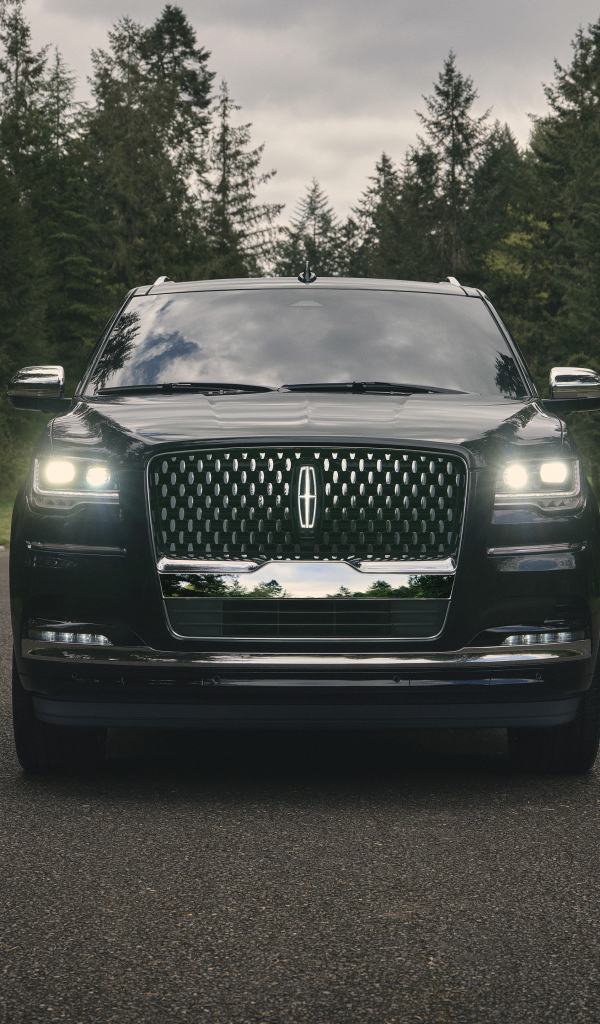 Автомобиль Lincoln Navigator, 2022 года вид спереди
