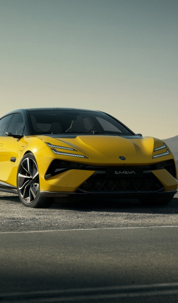 Автомобиль Lotus Emeya 2024 года на фоне неба