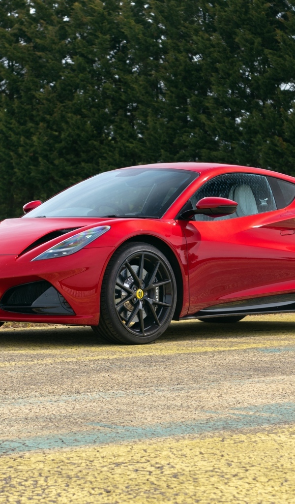Красный автомобиль Lotus Emira
