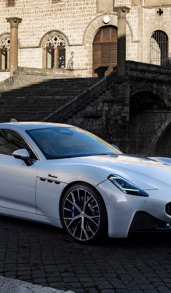 Автомобиль Maserati GranTurismo Modena 2023 года у здания
