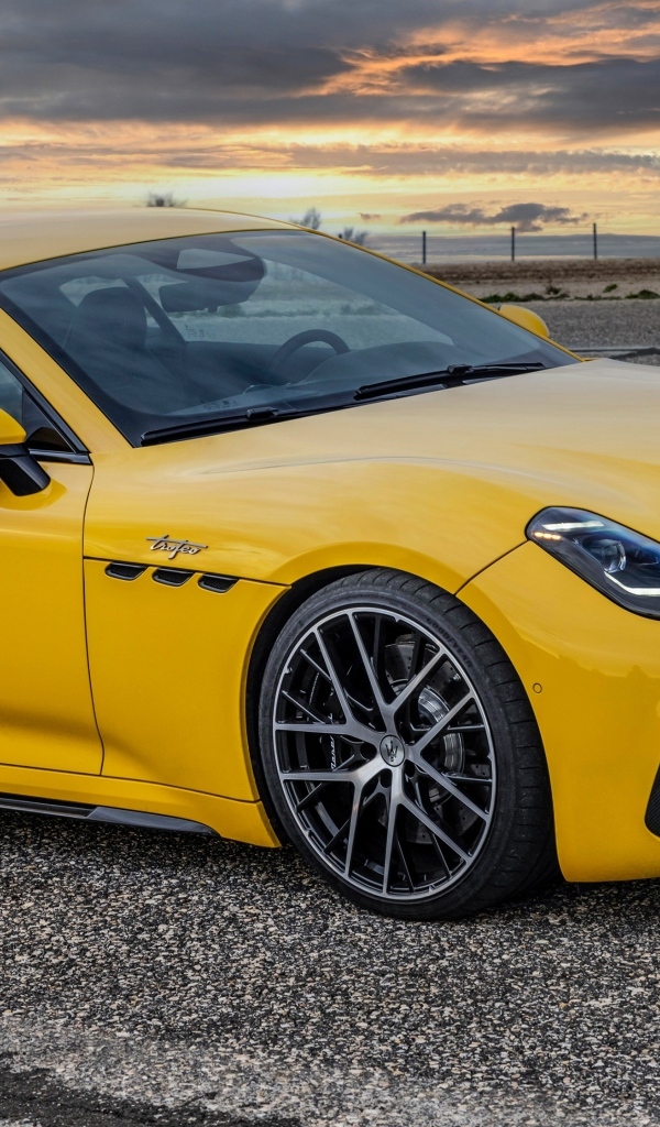 Желтый автомобиль Maserati GranTurismo Trofeo 2023 года