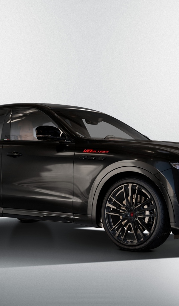 Черный автомобиль Maserati Levante V8 Ultima 2023 года на сером фоне