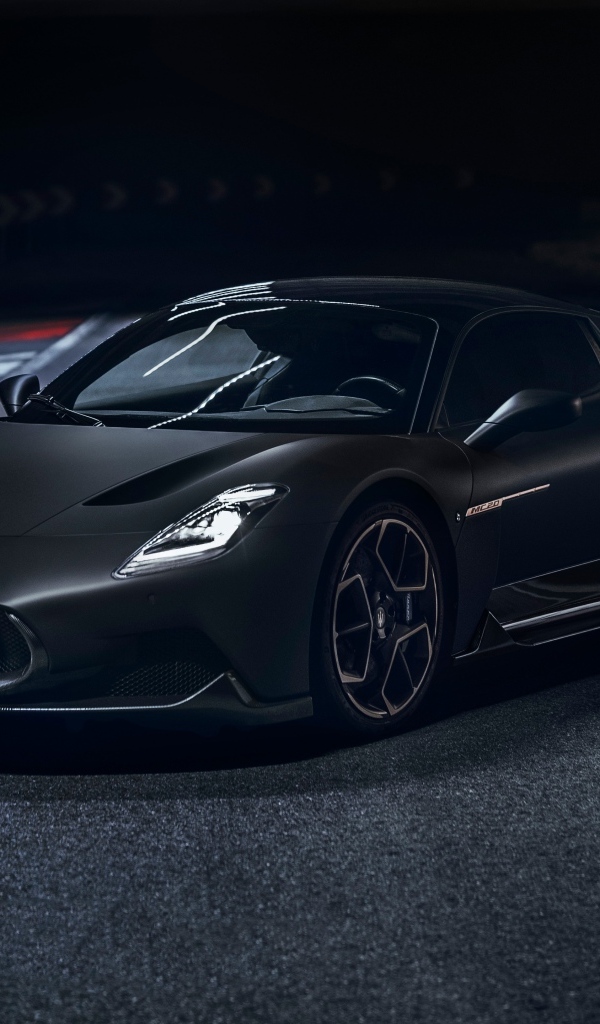 Черный автомобиль Maserati MC20