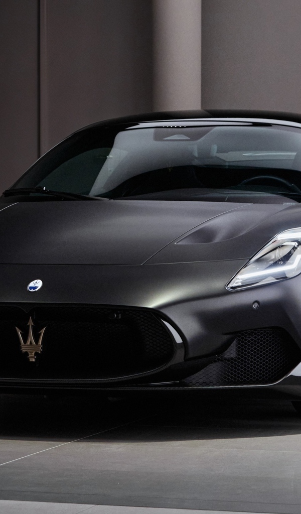 Черный автомобиль Maserati MC20 Notte Coupé 2023 года