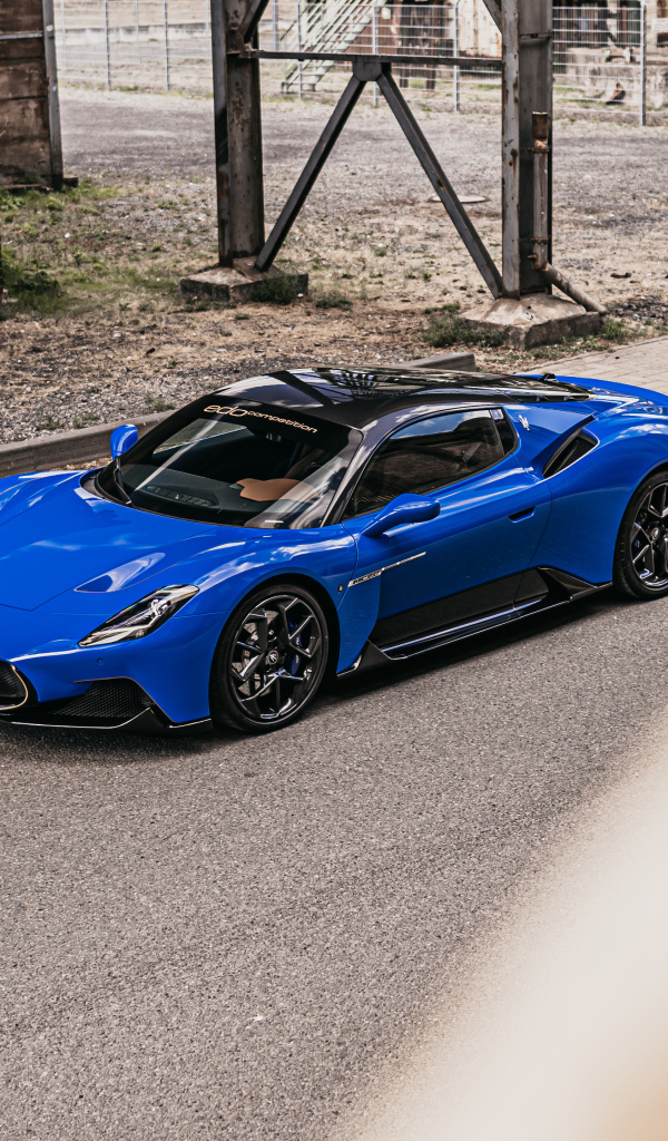 Синий автомобиль Maserati MC20 Coupé 2022 года