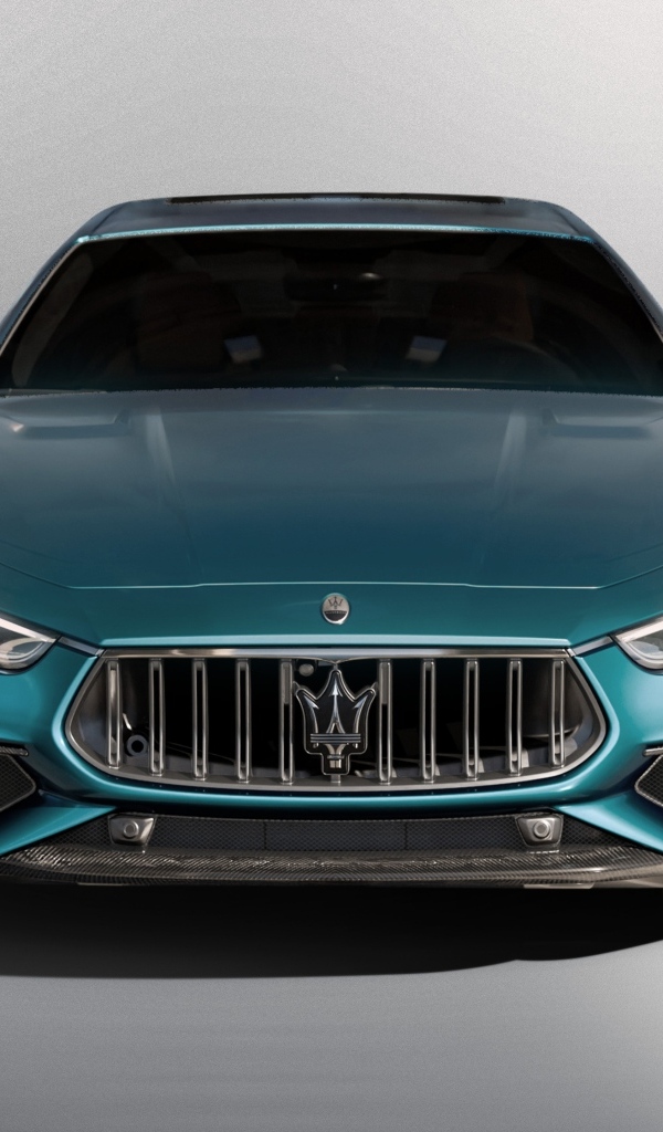 Вид спереди на автомобиль Maserati Ghibli 334 Ultima 2023 года