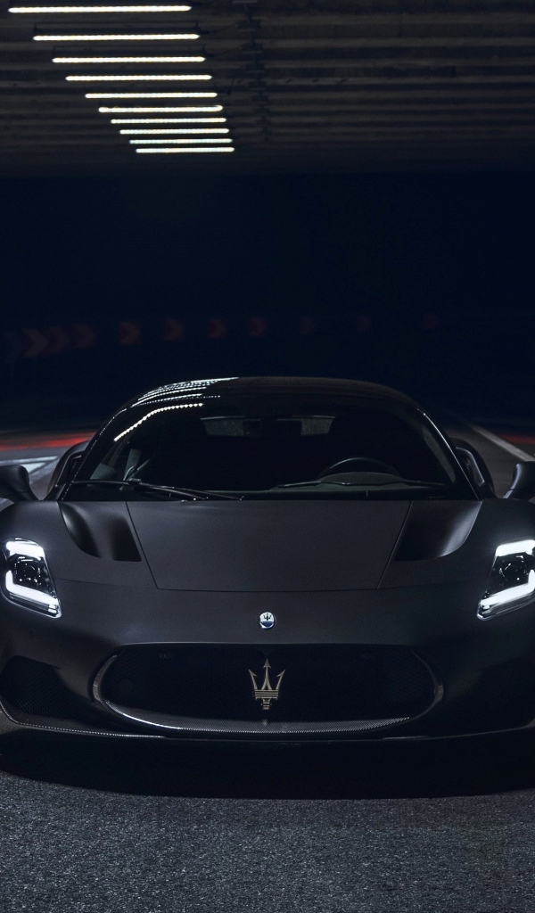 Вид спереди на автомобиль Maserati MC20 Notte Coupé 2023  года