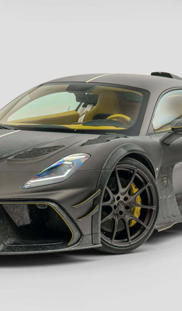 Автомобиль Mansory Maserati MC20 Coupé  на сером фоне