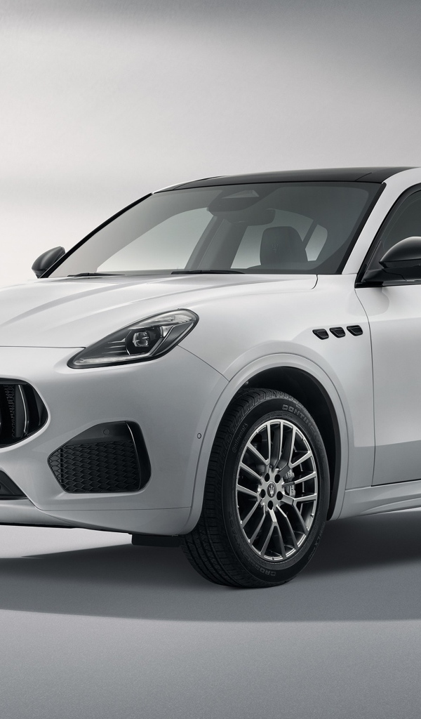 Автомобиль Maserati Grecale Nerissimo Edition 2023 на сером фоне