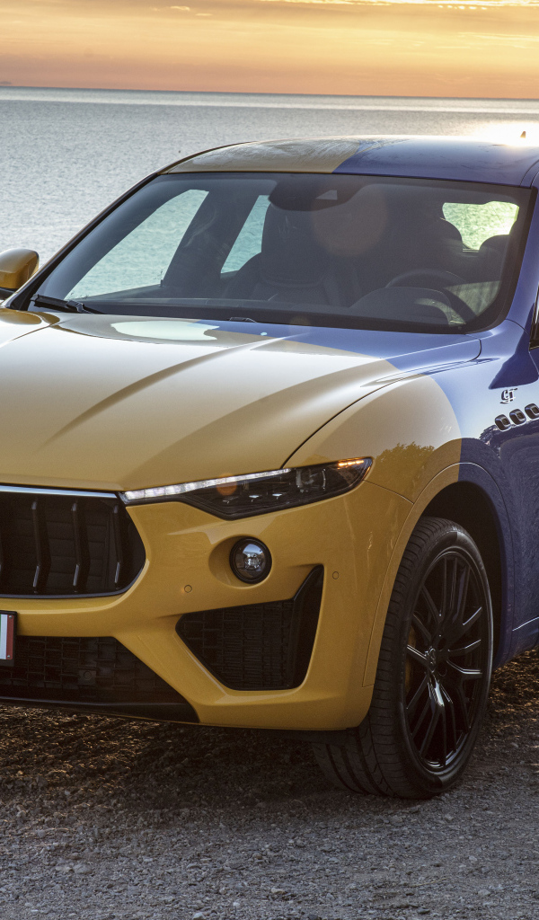 Автомобиль Maserati Levante GT Hybrid Fuoriserie 2021 у реки