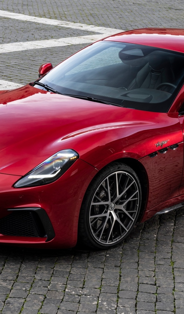 Красный Maserati GranTurismo Trofeo 2023 года