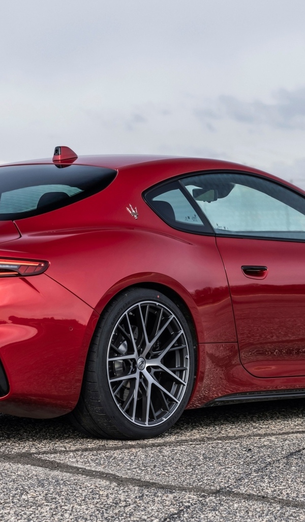 Красный Maserati GranTurismo Trofeo 2023 года вид сзади