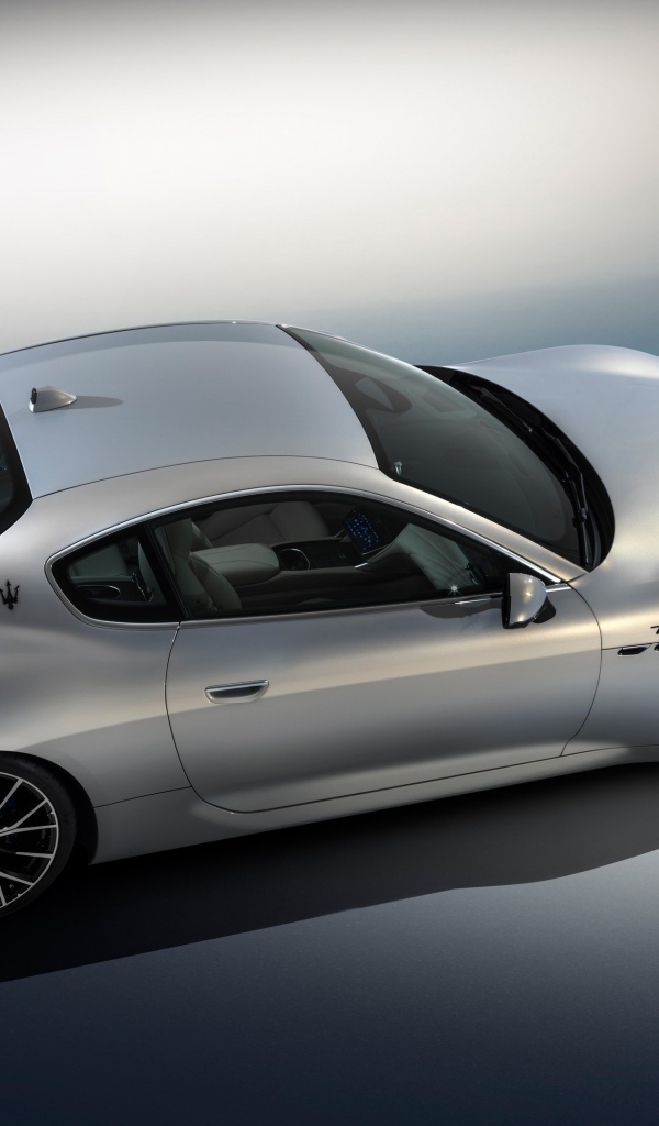 Серебристый Maserati GranTurismo Modena 2023  года