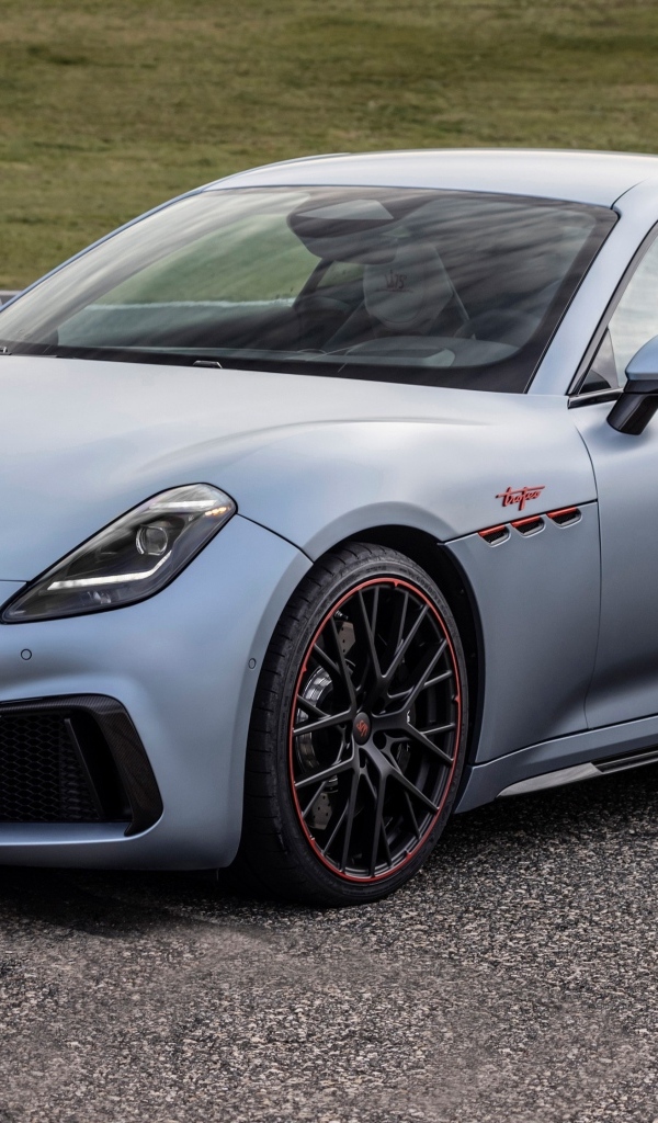 Серебристый автомобиль Maserati GranTurismo Trofeo PrimaSerie 2023 года