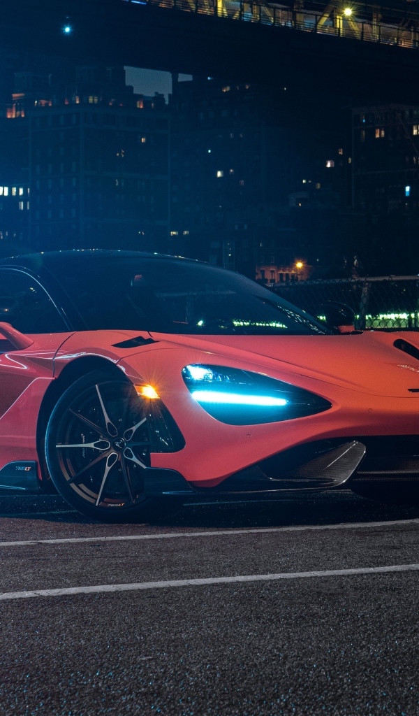 Спортивный автомобиль McLaren 765LT, 2022 года