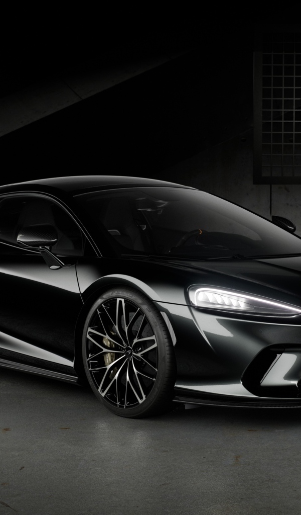 Черный автомобиль McLaren GT 60th