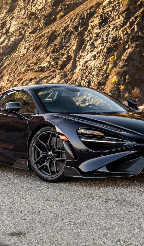 Черный спортивный автомобиль McLaren 765LT Spider у гор
