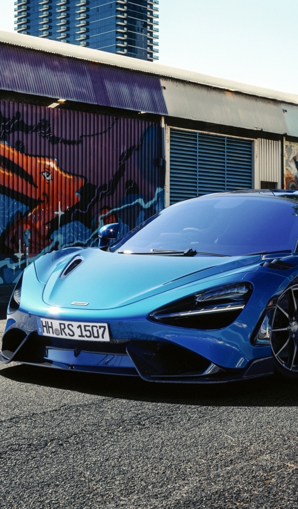 Синий автомобиль McLaren 765 LT у стены