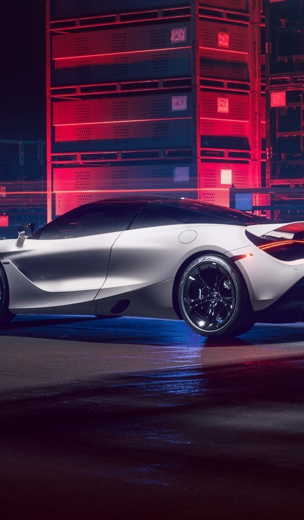 Автомобиль McLaren 720S  вид сзади